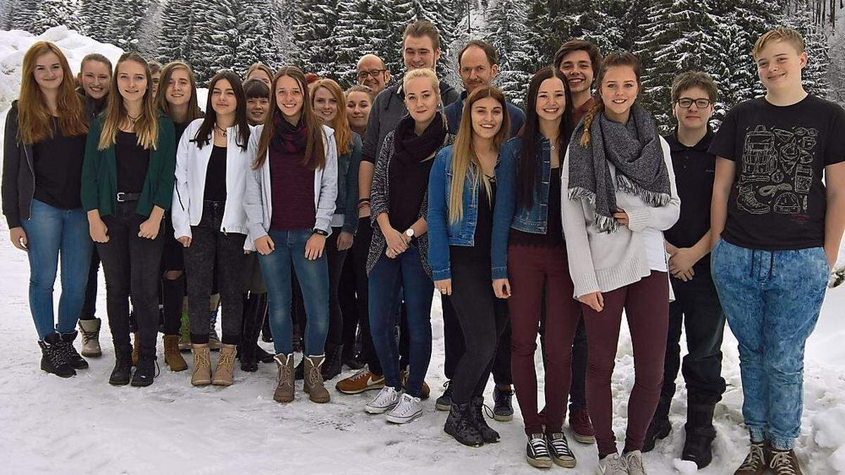 Kabarettist Christian Hölbling mit den Schülerinnen und Schülern der HAK Eisenerz