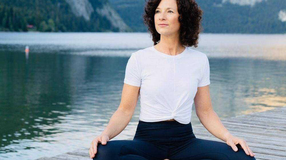 Die zweifache Mutter und Ö3-Moderatorin ist überzeugt, dass Yoga das Leben leichter macht. 