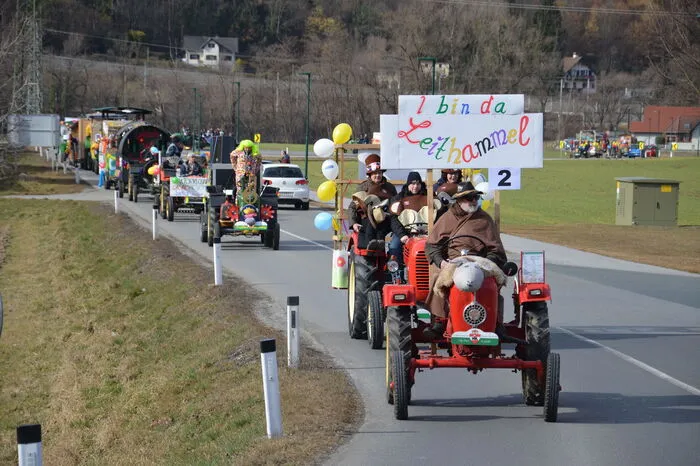 Über den Kreisverkehr geht es in Richtung Friesach, die Stimmung ist so ausgelassen, dass ...