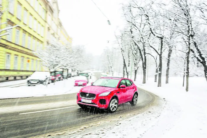 Kurzer Halt vor dem Eingang zur Schloßbergbahn. Dank schlauem Allradantrieb macht der E-Pace im verschneiten Graz eine gute Figur.