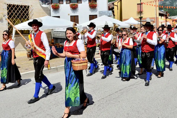 Es war ein Fest mit einem Großaufgebot an Vereinen. Bitte klicken Sie sich durch die Fotos . . .