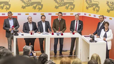 Kleine Zeitung-Diskussion an der Uni Klagenfurt: Köfer, Holub, Benger, Darmann und Kaiser stellten sich den Fragen von Adolf Winkler und Antonia Gössinger (von links)