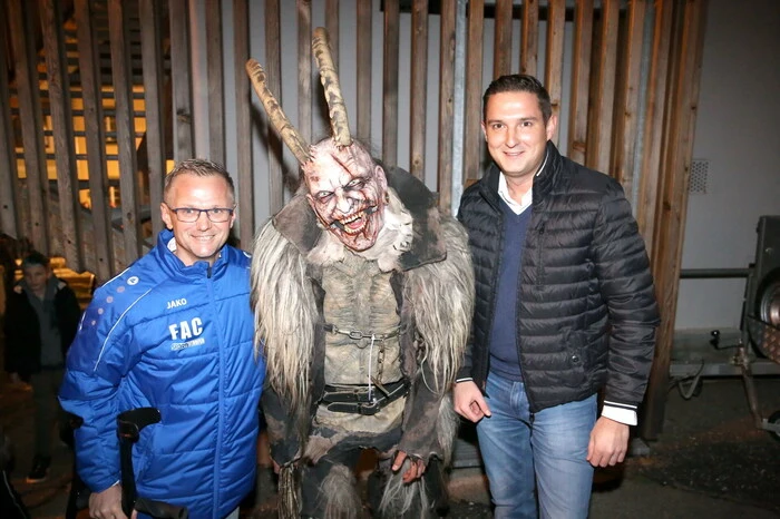 Der Friesacher Athletikclub (FAC) unter Sektionsleiter Christian Schaffer (links) und „Die Burg“ (Clemens Schöffmann, rechts) luden zum großen Krampusumzug mit Perchtenparty. 