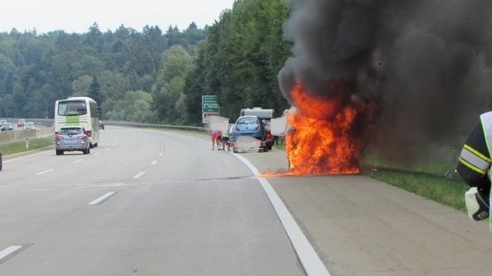 Ein VW-Bus mit Grazer Kennzeichen ist am Freitag auf der A2 in Richtung Wien komplett ausgebrannt. Verletzt wurde niemand. 