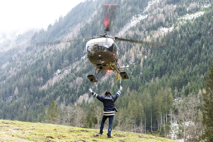Mit einer Alouette III des Bundesheers wurde Dienstagmittag die Abbruchstelle überflogen und erkundet.
