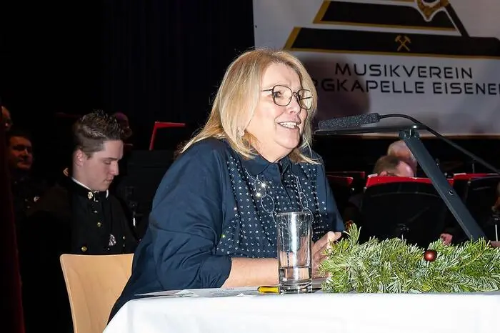 Besondere Akzente setzte auch Petra Loitzl, die mit einfühlsam vorgetragenen Gedichten die Zuhörerinnen und Zuhörer auf die ruhige und besinnliche Adventzeit einstimmte.