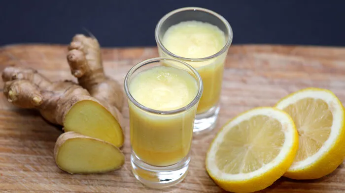 Pro Liter kosteten die getesteten Ingwershots zwischen 8,6 und 42,6  Euro. Auch das spricht fürs Selbermachen 