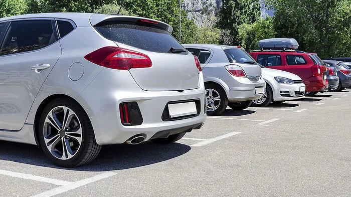 Die Parkplätze in der Siedlung sind ständig von Falschparkern besetzt!