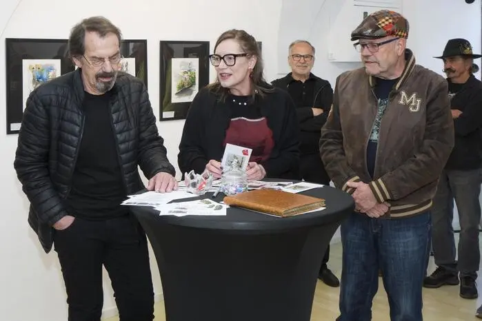 Ein wesentlicher Beitrag zum Gelingen der Ausstellung kommt vom Kurator Helmuth A. Ploschnitznigg (links).