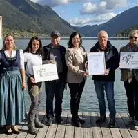 Hans-Jörg Kerschbaumer, (Bürgermeister Stockenboi), Karoline Turnschek (Bürgermeisterin Weißensee), Julia Friedlmayer (Geschäftsführerin VNÖ), Franz Schier (Naturpark-Vorsitzender), Landesrätin Marika Lagger-Pöllinger, Johann Thauerböck (Präsident VNÖ), Barbara Pucker (Amt der Kärntner Landesregierung) und Robert Heuberger (Naturpark-Geschäftsführer)