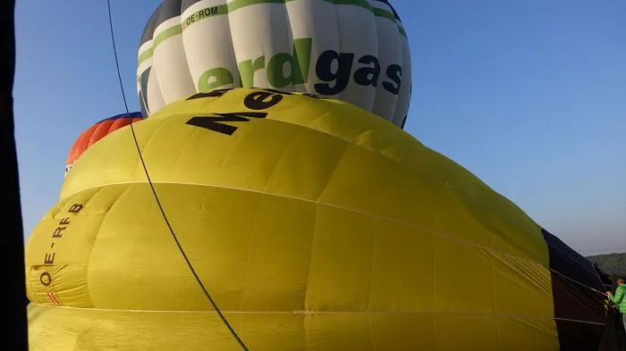 In den Morgenstunden treffen sich die Ballonfahrer am Startplatz neben dem Ballonhotel Thaller in Hofkirchen.