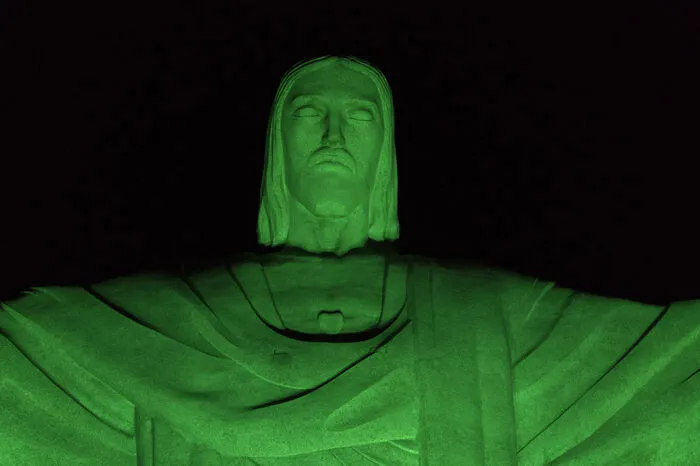 Die Christus-Statue in Rio de Janeiro wurde in grünes Licht getaucht.