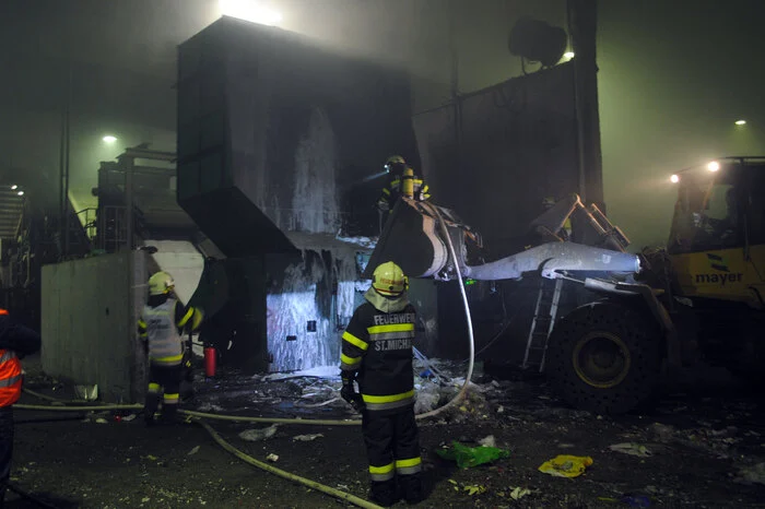 Aus unbekannter Ursache ist in einer Müllzerkleinerungsmaschine ein Brand ausgebrochen. Der Brand konnte unter schwerem Atemschutz mit einemSchaumangriff rasch unter Kontrolle gebracht werden.