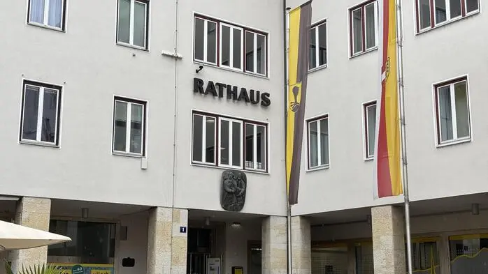Ein Rathaus in einer Innenstadt