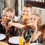 Kinder machen gern nach, was ihnen "Influencer" empfehlen, auch bei der Essensauswahl...
