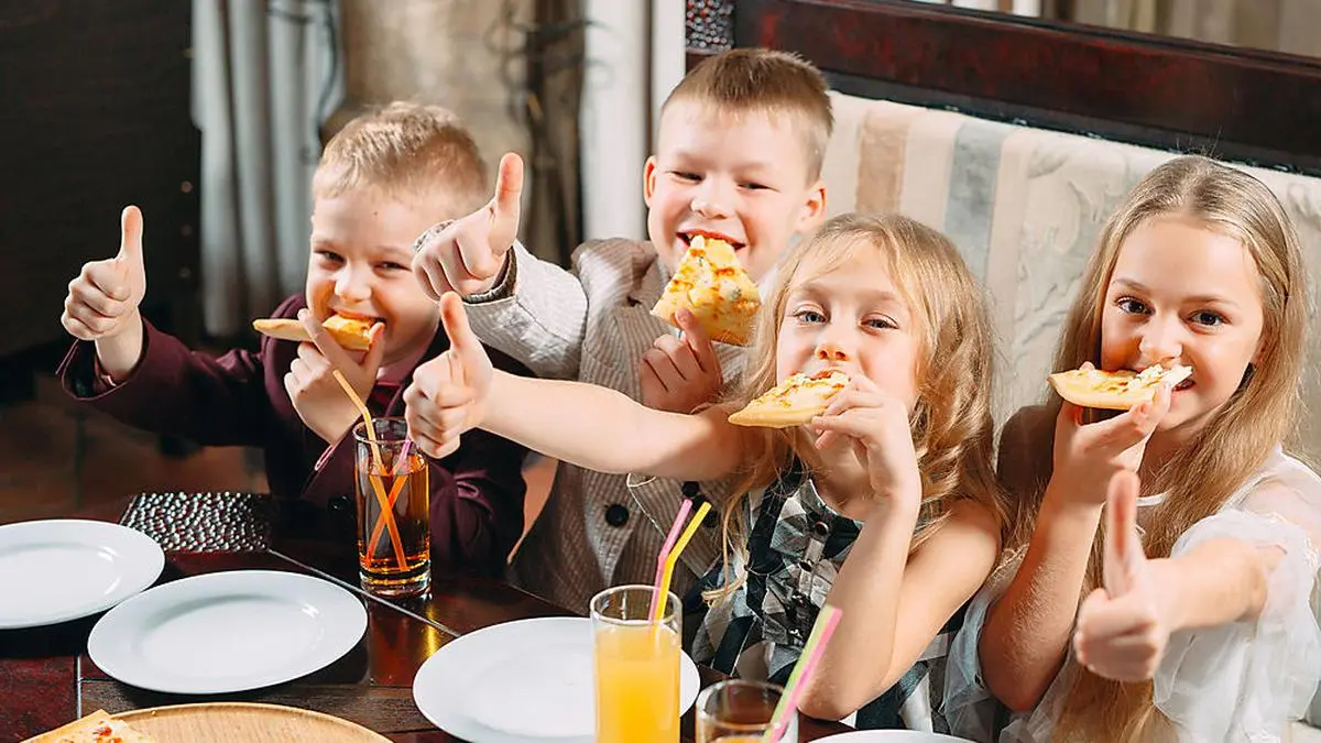 Kinder machen gern nach, was ihnen "Influencer" empfehlen, auch bei der Essensauswahl...