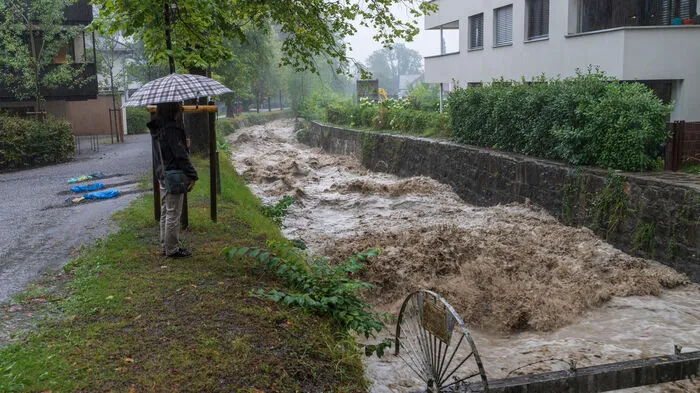 Die Rekordniederschläge führten zu zahlreichen Überflutungen von Ortsteilen und Straßen, auch Muren gingen nieder.