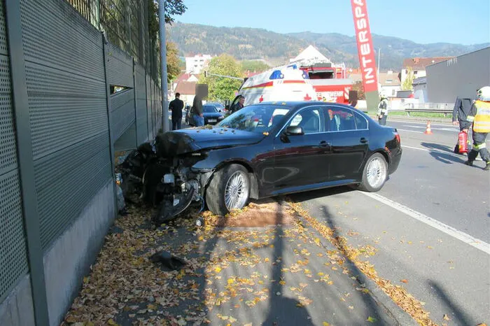 Am 26. Oktober um 12:30 Uhr wurden die beiden Feuerwehren zu einem Verkehrsunfall auf Höhe Interspar in der Zeltenschlagstraße alarmiert.