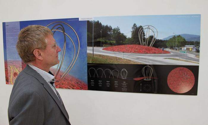 Dietmar Müller vor einem Foto vom Oetker-Kreisverkehr in Villach