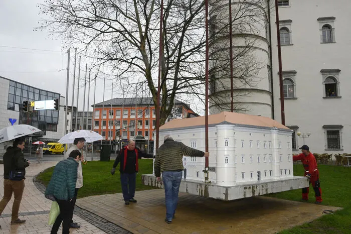 Beim Eingang zum Spittaler Stadtpark ist das Punkstück nun zwei Monate lang zu sehen, bevor es an seinen Bestimmungsort beim Kreisverkehr beim ÖAMTC gebracht wird.
