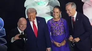 FIFA Präsident Gianni Infantino ließ alle aufmarschieren: US-Präsident Donald Trump, Mexikos Präsidentin Claudia Sheinbaum und Kanadas Premierminister Mark Carney kamen