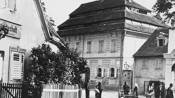 Eine Straßenszene Am Damm im Bezirk Lend. "Am 25. November 2018 schenkte Prof. Karl Albrecht Kubinzky den Großteil seiner kulturgeschichtlichen Sammlung dem Universalmuseum Joanneum. Kubinzky ist Grazer, Historiker und Sammler aus Leidenschaft. Graz steht im Mittelpunkt seiner Kollektion", heißt es im Ausstellungstext zu "Dein Graz!" Nicht alle Fotos dieser Diashow sind der Ausstellung entnommen.
