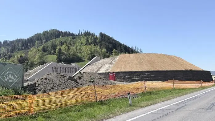 Seit August 2025 wird an der Bahnübergangsbrücke im Bereich Foirach-West in Niklasdorf gebaut