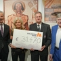 31.470 Euro brachte das Projekt an Spendengeldern ein. Von links nach rechts: Hansjörg Mattersberger (Vorstandsvorsitzender der Dolomitenbank Osttirol-Westkärnten), Christine Zangerl (Obfrau des Tierschutzvereins Osttirol), Bernhard Steiner (Rotes Kreuz Osttirol) und Kunsthistoriker Erich Mair