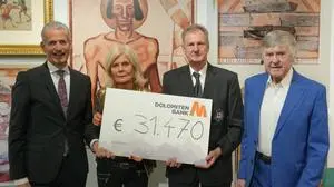 31.470 Euro brachte das Projekt an Spendengeldern ein. Von links nach rechts: Hansjörg Mattersberger (Vorstandsvorsitzender der Dolomitenbank Osttirol-Westkärnten), Christine Zangerl (Obfrau des Tierschutzvereins Osttirol), Bernhard Steiner (Rotes Kreuz Osttirol) und Kunsthistoriker Erich Mair
