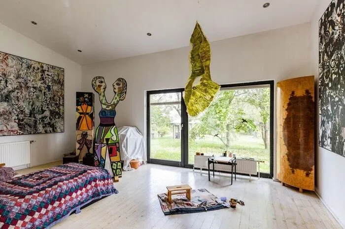 Das Schlafzimmer mit Blick ins Freie.
