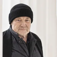 "Diese Pandemie ist eine Heimsuchung", sagt Schauspielstar Klaus Maria Brandauer bei einem Interview im Wiener Volksgarten