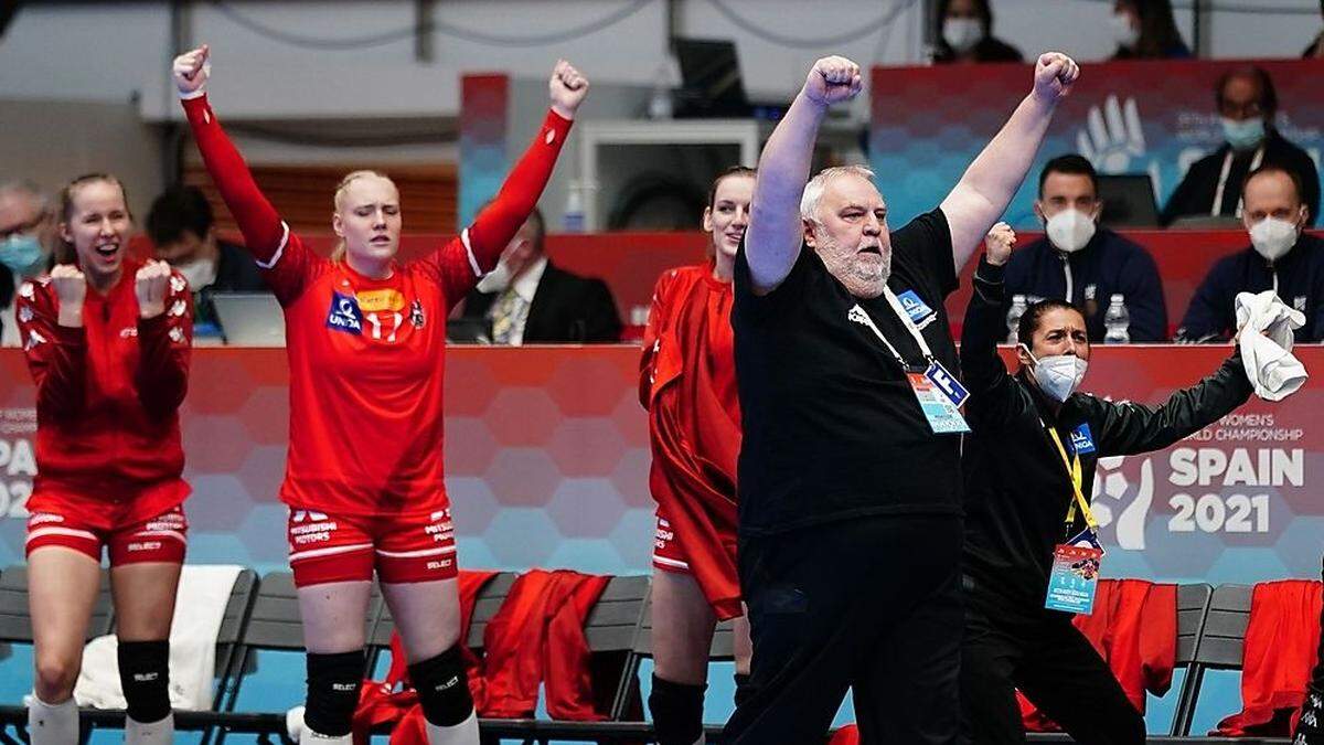 Die ÖHB-Damen mit dem eingesprungenen Trainer Helfried Müller konnten einen Auftakt-Sieg gegen China bejubeln.