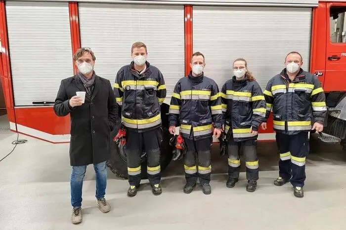 Laura Rumpf (2. von rechts) war mit ihren Kollegen Patrick Schober und Tobias Grüner unterwegs, als sie die Frau in einem Stiegenhaus fanden. Links: Bürgermeister Erwin Eggenreich, rechts: Christian Lecher, Kommandant der Stadtfeuerwehr Weiz.