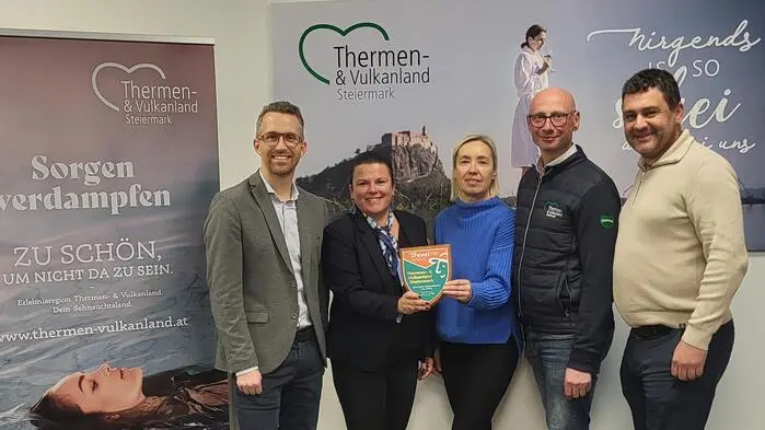 Philip Borckenstein-Quirini, Geschäftsführer Therme Loipersdorf, Sonja Skalnik, Vorsitzende der Erlebnisregion Thermen- und Vulkanland Steiermark, Gundi Roch, Thermengolfanlage Fürstenfeld-Loipersdorf, Christian Contola, Geschäftsführer Erlebnisregion Thermen- und Vulkanland Steiermark und Gerald Stangl von TravelPro (v.l.) bei der Übergabe des Awards