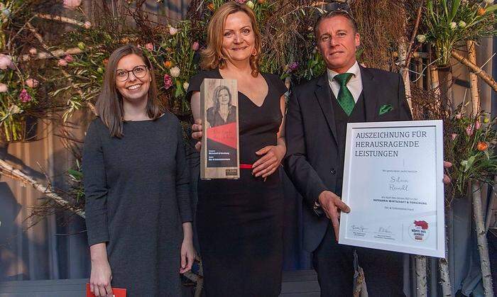 Herbert Urbicher (Confida) und Redakteurin Verena Gangl gratulierten Siegerin Silvia Reindl