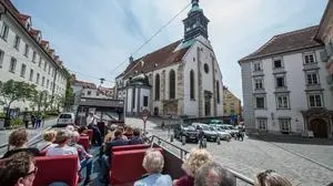 Graz-Touristen bei einer Stadtrundfahrt im Cabriobus