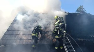 Feuerwehrleute auf rauchendem Hausdach | Am Freitag standen die Feuerwehren aus Kärnten und der Steiermark bei einem Brand im Großeinsatz