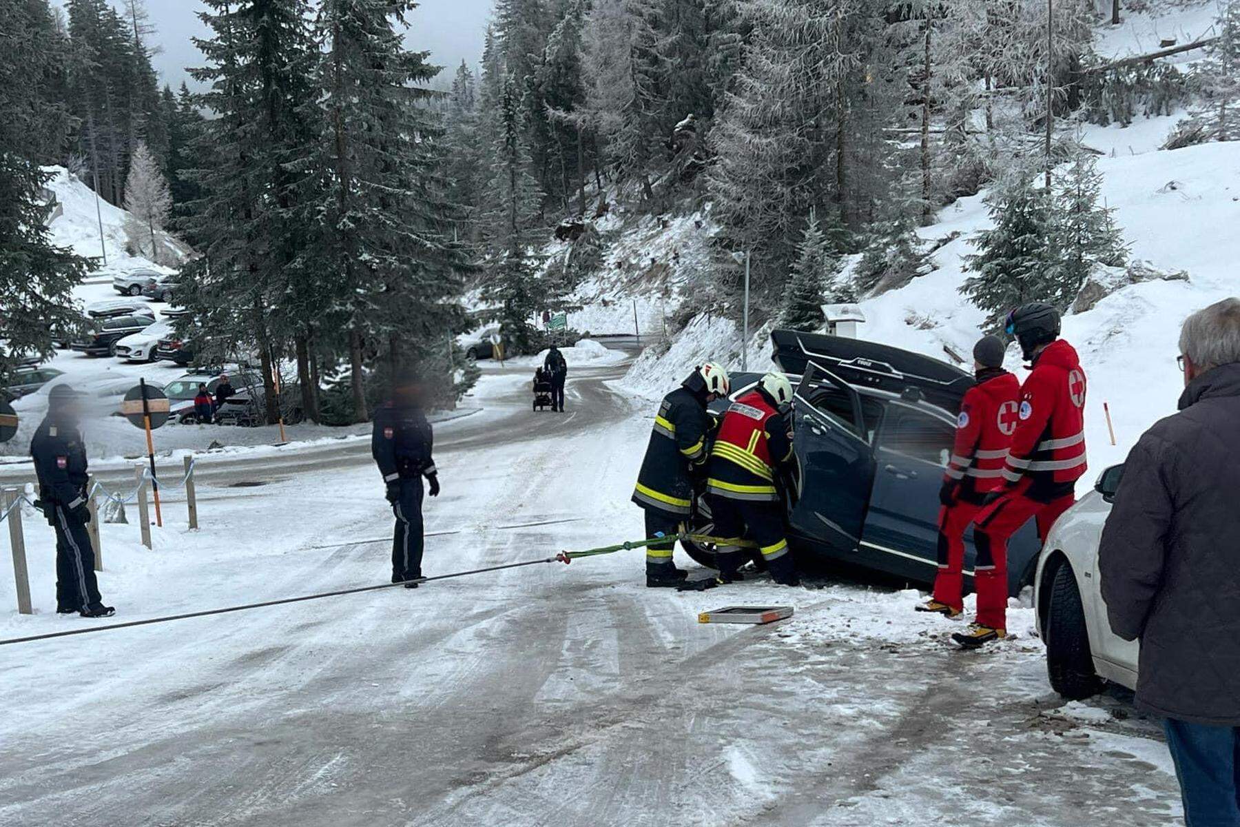 Rennweg in Kärnten: Von Straße abgekommen: Auto drohte, in Wassergraben zu stürzen