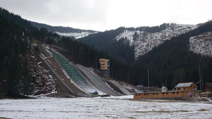 Schon von Weitem ist die Großbaustelle in der Eisenerzer Ramsau zu sehen.