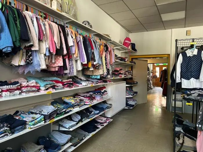 Im ehemaligen Schalterraum befindet sich Second-Hand-Kleidung für Kinder