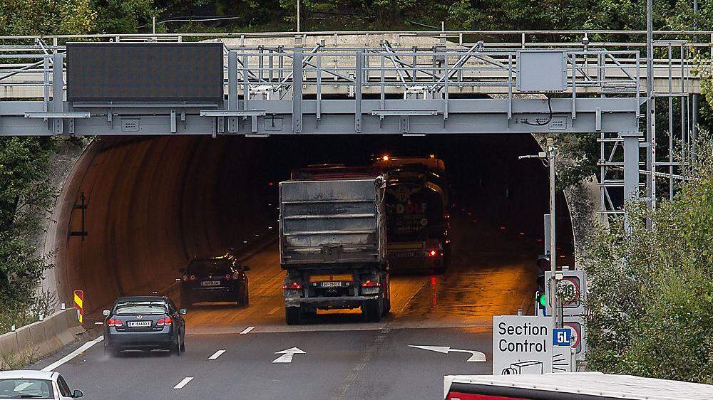 Ein defekter Lkw soll die Fahrbahn blockieren (Sujetbild)