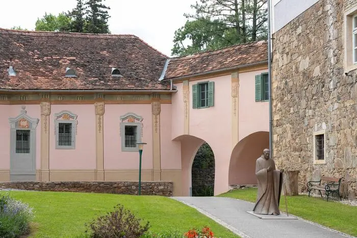 Kirchhof von Schloss Pöllau, ehemals Stift Pöllau
