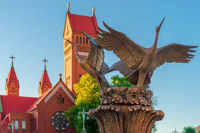 Ein wichtiges architektonisches Denkmal der Stadt ist die am Unabhängigkeitsplatz gelegene katholische Backsteinkirche des heiligen Simon und der heiligen Helena, die allgemein unter dem Namen „rote Kirche“ bekannt ist und in kommunistischen Zeiten als Kino genutzt wurde.