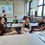 Michaela Winkler unterrichtet die ukrainischen Jugendlichen in der Deutsch-Förderklasse 