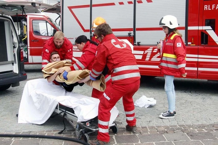 Miteingebunden waren insgesamt 100 Einsatzkräfte der Feuerwehr, des Roten Kreuzes...