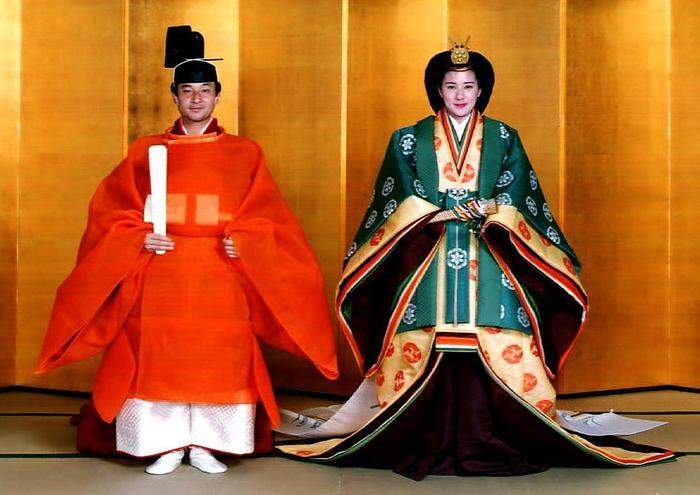 Naruhito und seine Frau Masako in traditioneller Kleidung auf einem Archivfoto aus dem Jahre 1993 