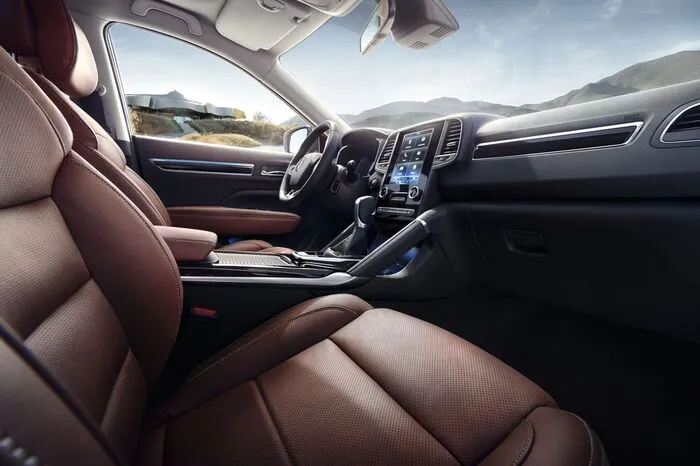 Beim Platzangebot soll der neue Koleos vorne dabei sein: Renault verspricht einen stattlichen Laderaum von 624 bis 1690 Litern und eine besonders großzügige Kniefreiheit in der zweiten Reihe, die aus dem stattlichen Radstand von 2,71 Metern resultiert.