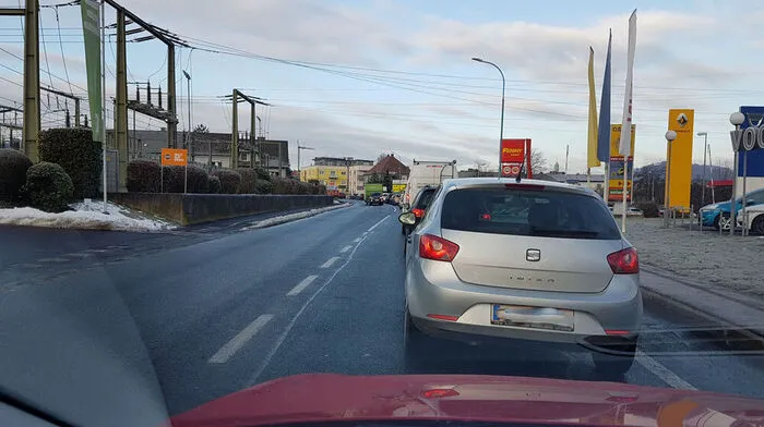 Stau auf Höhe ÖAMTC/Autohaus Vogl stadteinwärts