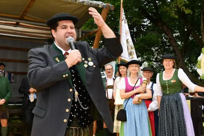 Bürgermeister Gottfried Reif sprach Grußworte und Gert Rundhammer verlas die Urkunde zur Abhaltung des Kirtags.