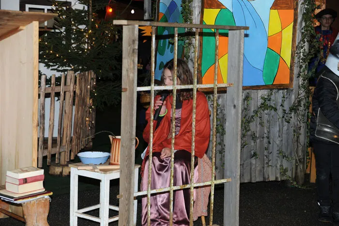 Kinder haben am beim Geländer vom Landhaus Rois in Schrems in Frohnleiten das Leben der Heiligen Barbara nachgespielt.